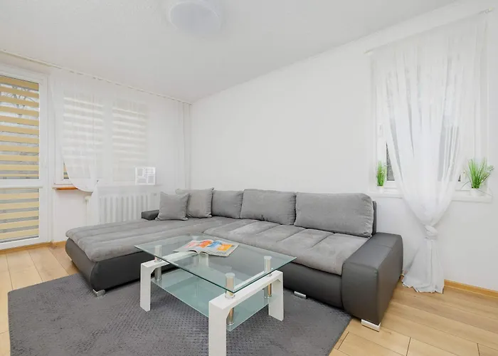 Cosy & Bright Apartment With Parking By Noclegi Renters