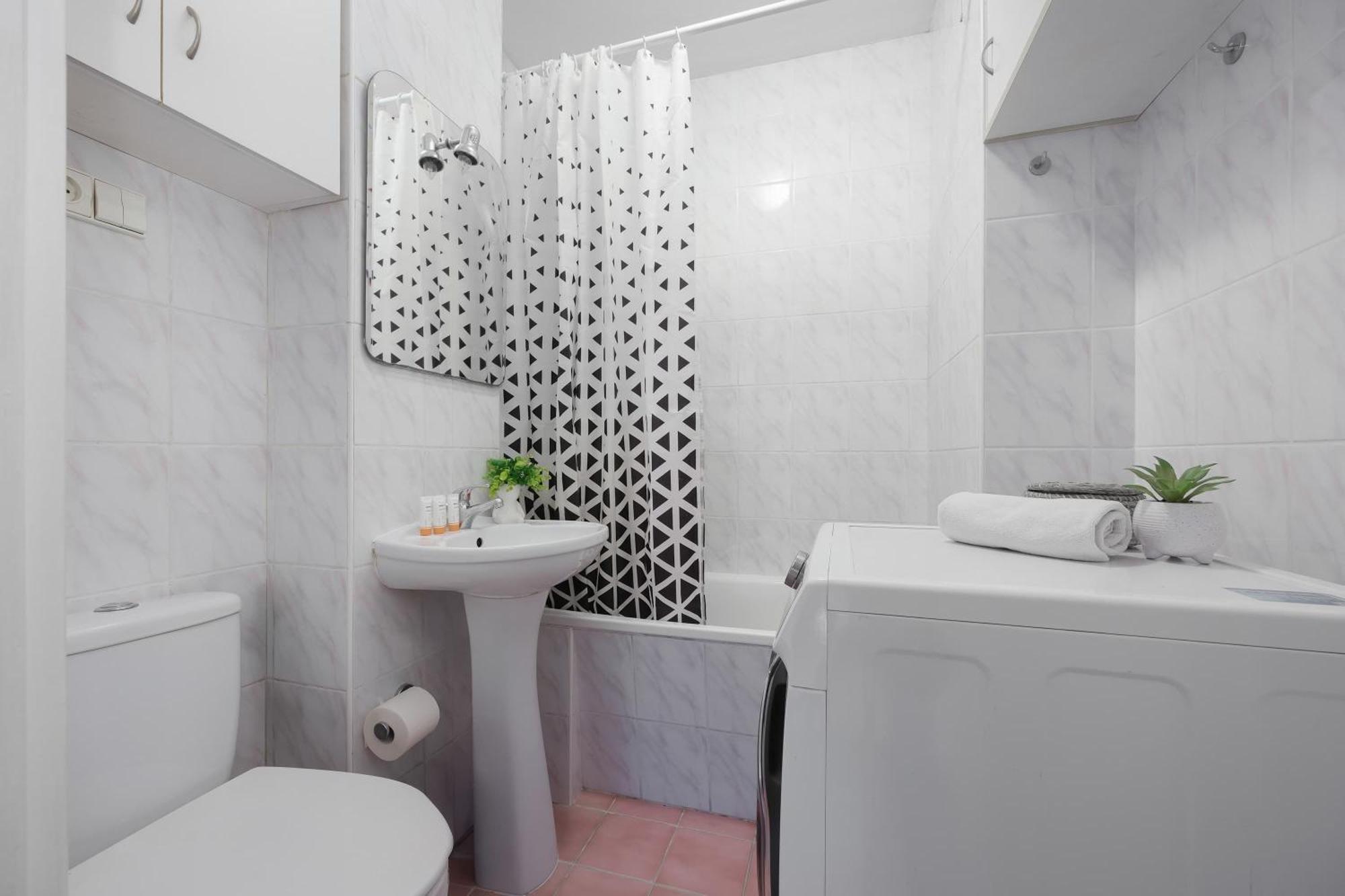 Cosy & Bright With Parking By Renters Apartament *