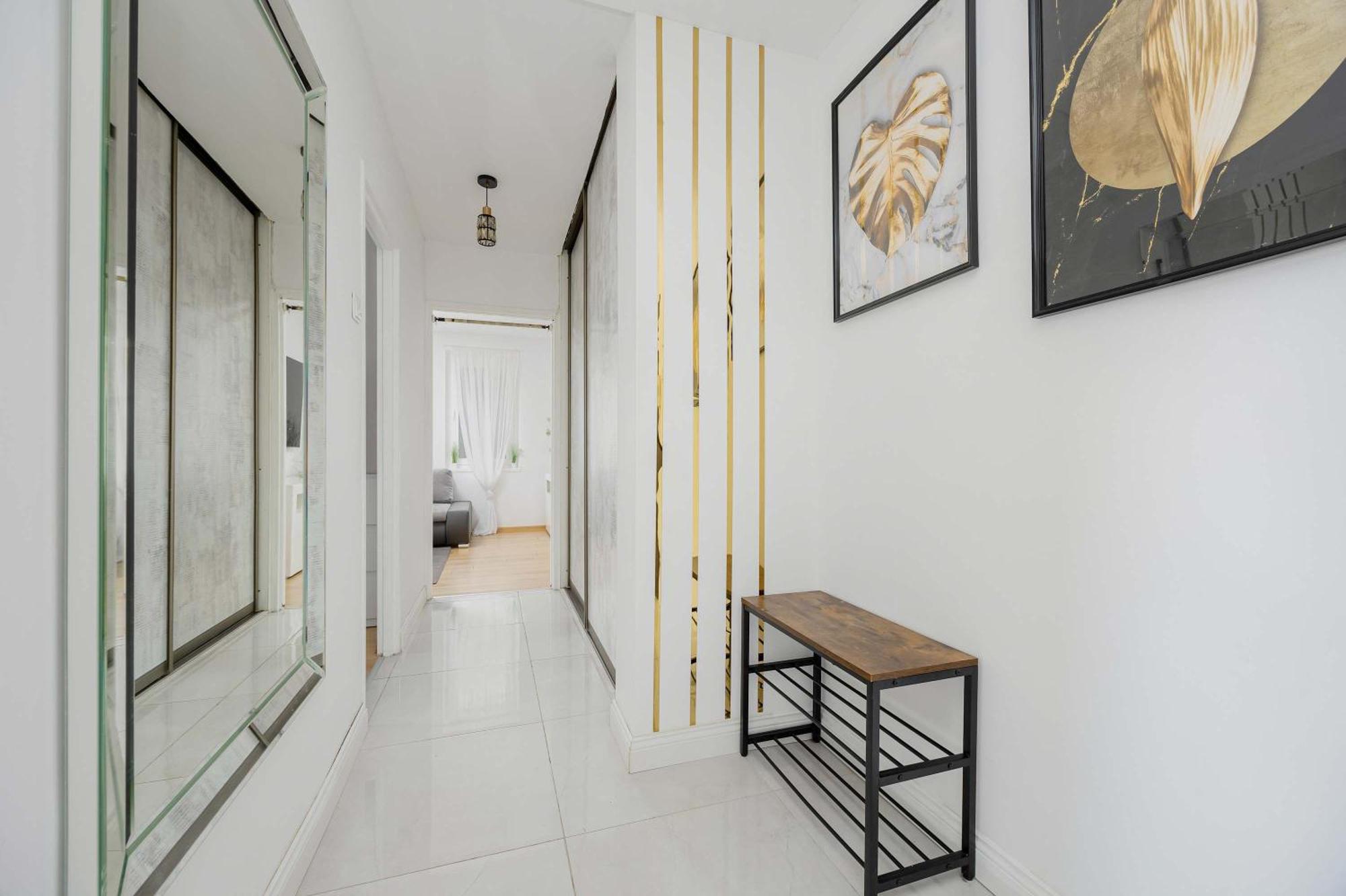 Cosy & Bright With Parking By Renters Apartament