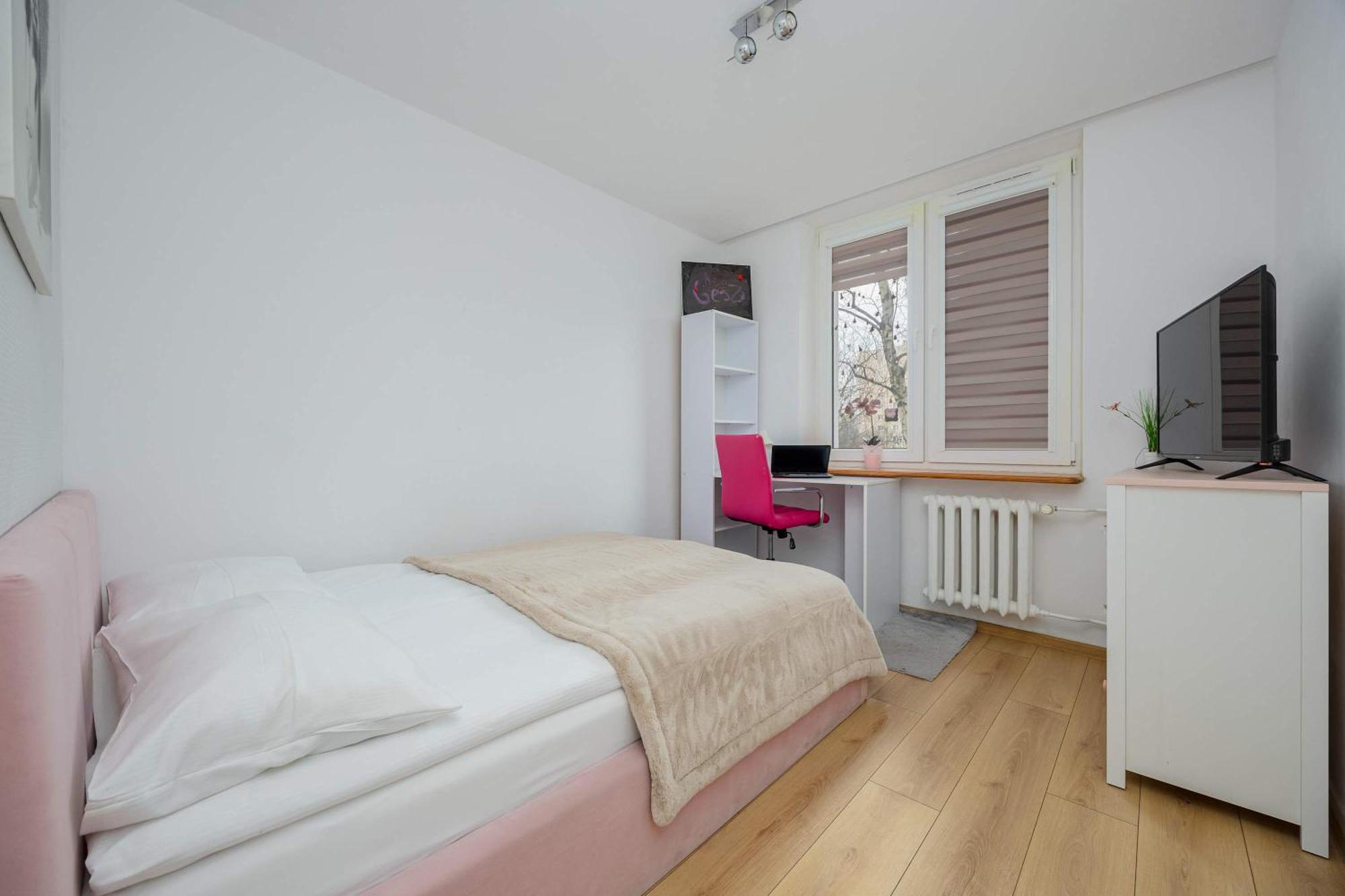 Cosy & Bright With Parking By Renters Apartament *